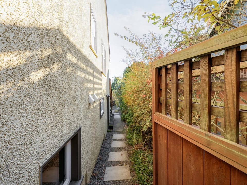 Gallery Garden - stylish, art-filled 1-bedroom suite by Victoria Prime! Apartment in Oak Bay