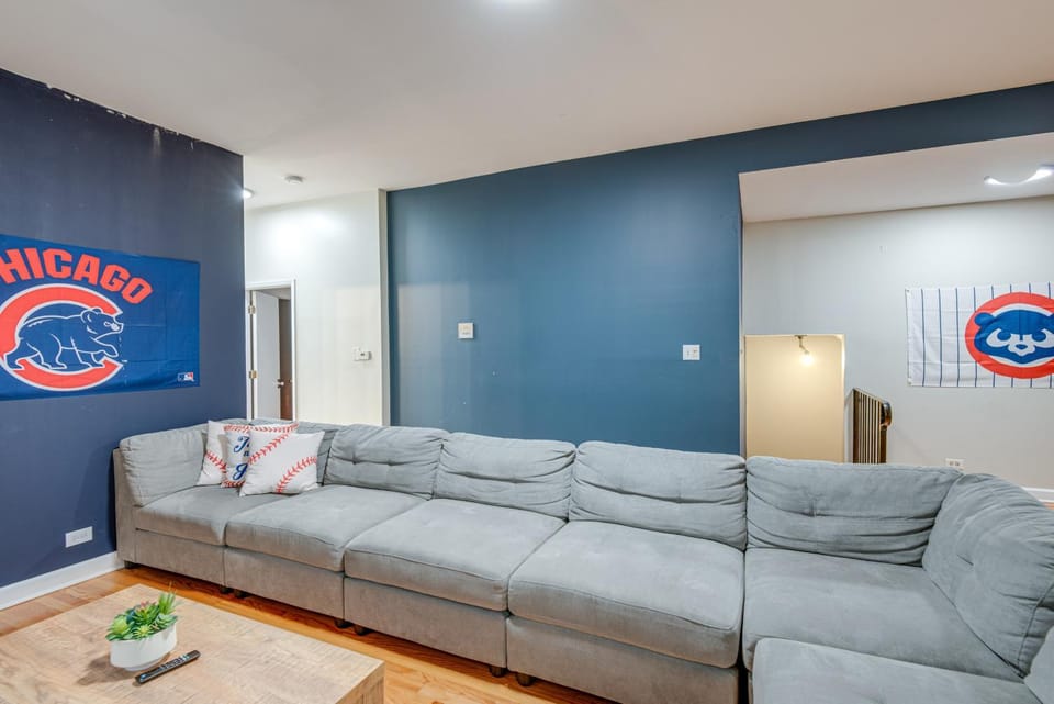 Pet-Friendly with Pool Table Walk to Wrigley Field House in Wrigleyville