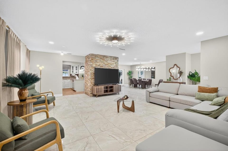 Luxury Tampa Home Heated pool and Game Room House in Town N Country