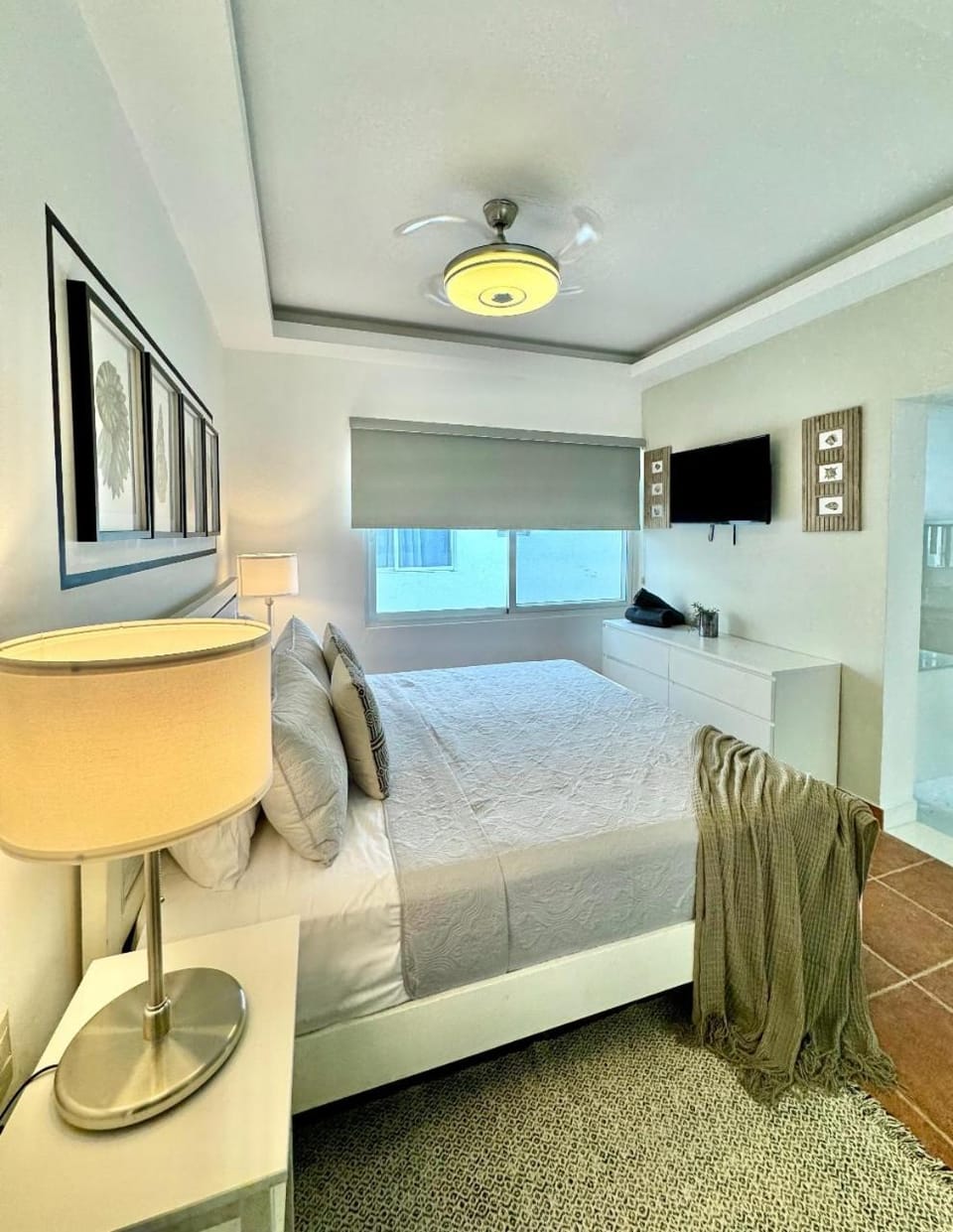 Bed, TV and multimedia, Photo of the whole room, Bedroom