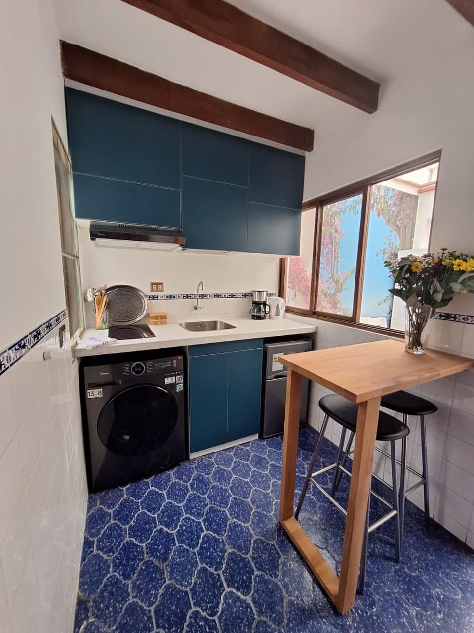 Kitchen or kitchenette, minibar, stove, washing machine