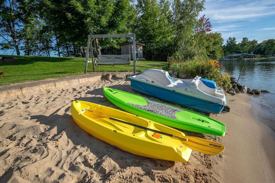 Lakefront 2 Saunas, Firepit, Kayaks, Dock & Boat House in Michigan