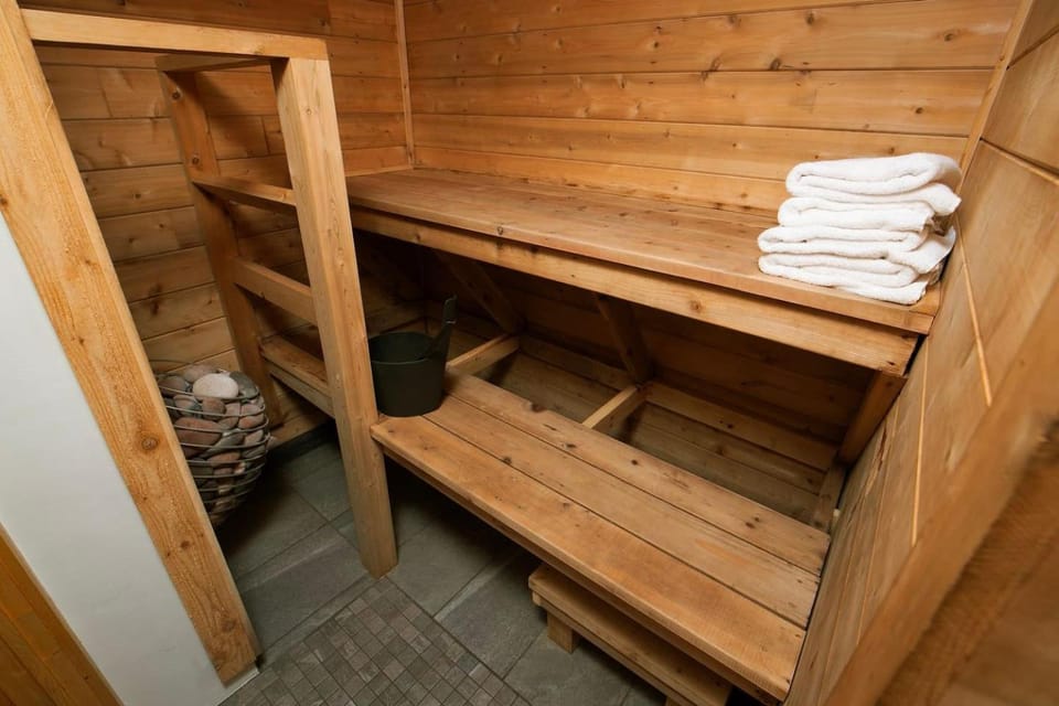 Lakefront 2 Saunas, Firepit, Kayaks, Dock & Boat House in Michigan