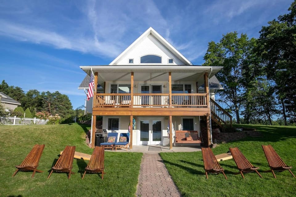 Lakefront 2 Saunas, Firepit, Kayaks, Dock & Boat House in Michigan