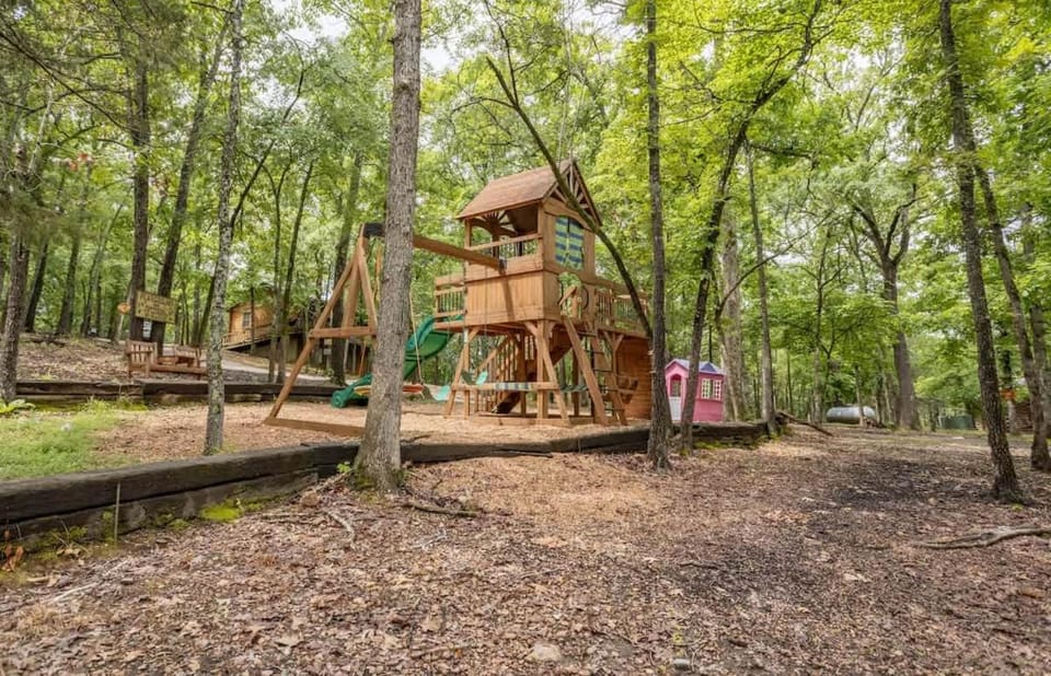 Table Rock Lake Cabin - Hawthorn #12 with Lake Access Hot Tub Outdoor Pool Cabin in Shell Knob