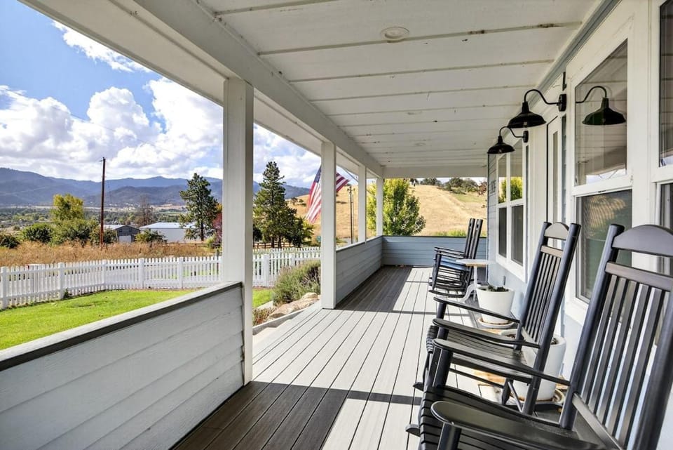 Meadowsweet Farm- Sleeps 18, Outdoor Kitchen House in Oregon