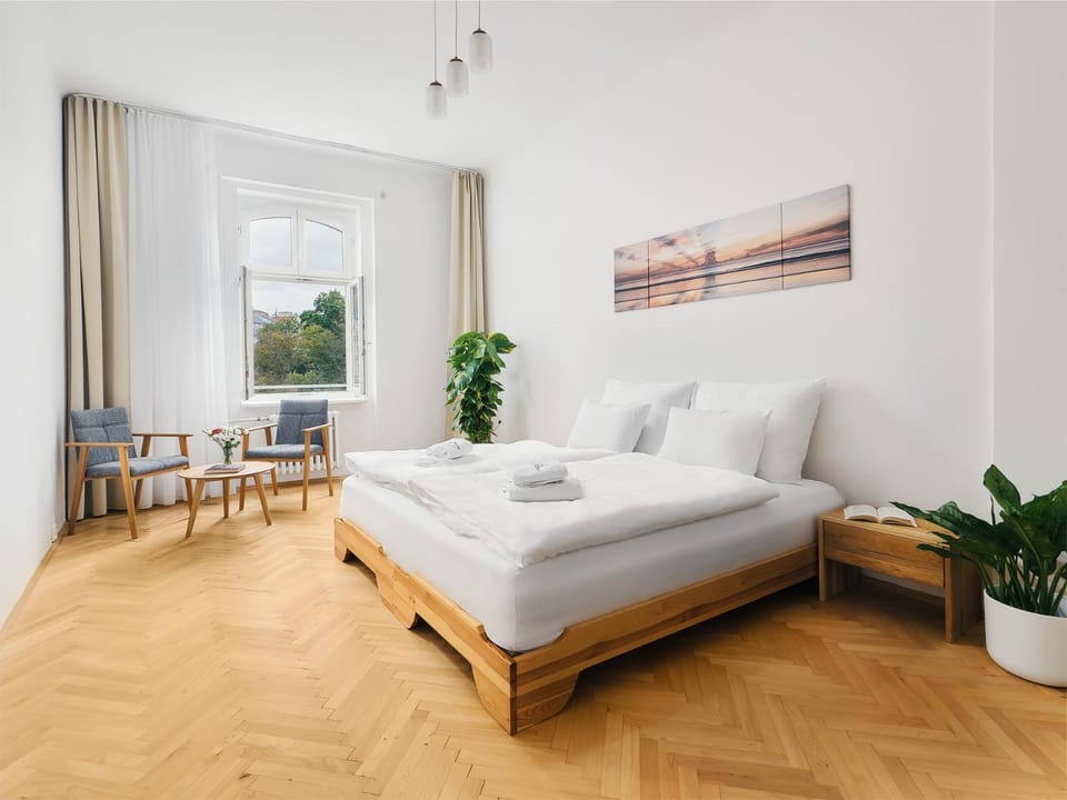 Bed, Living room, Photo of the whole room, Seating area, Bedroom, towels