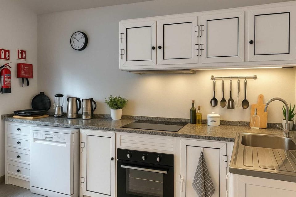 Coffee/tea facilities, Kitchen or kitchenette, dishwasher, toaster