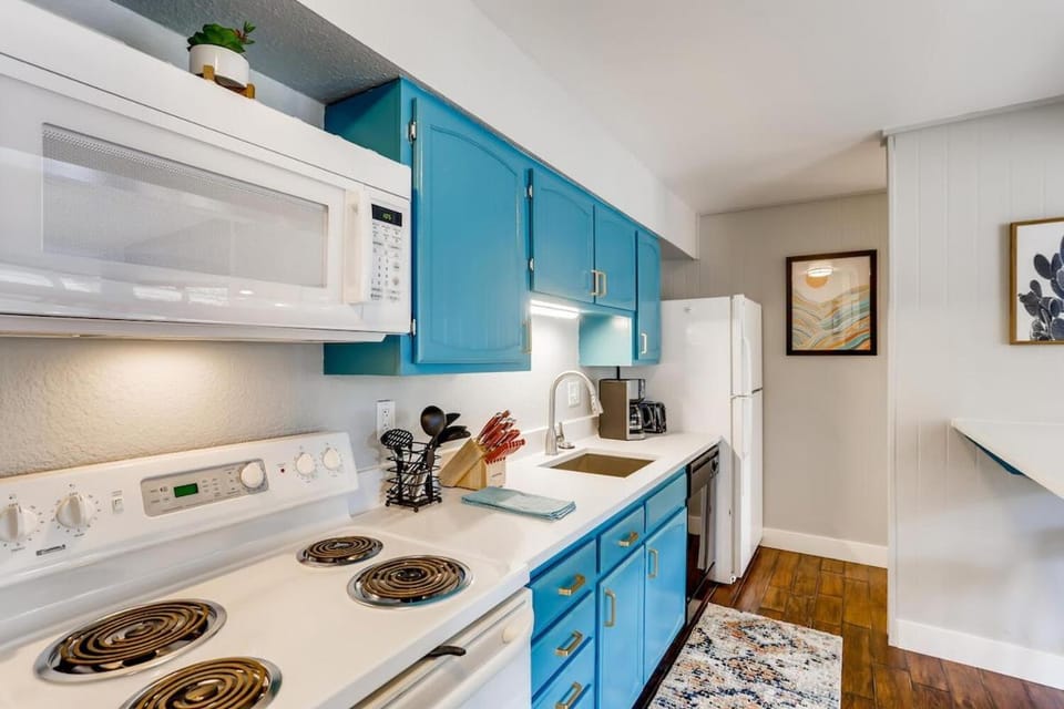 Coffee/tea facilities, Kitchen or kitchenette, dishwasher, microwave, oven, stove, toaster