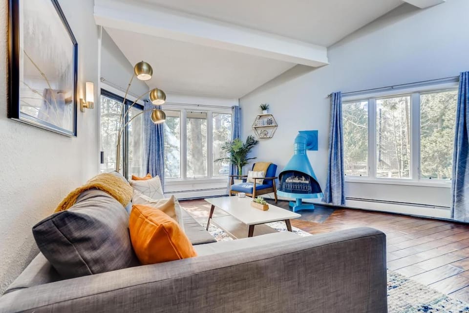 Bed, Living room, Photo of the whole room, Seating area, fireplace