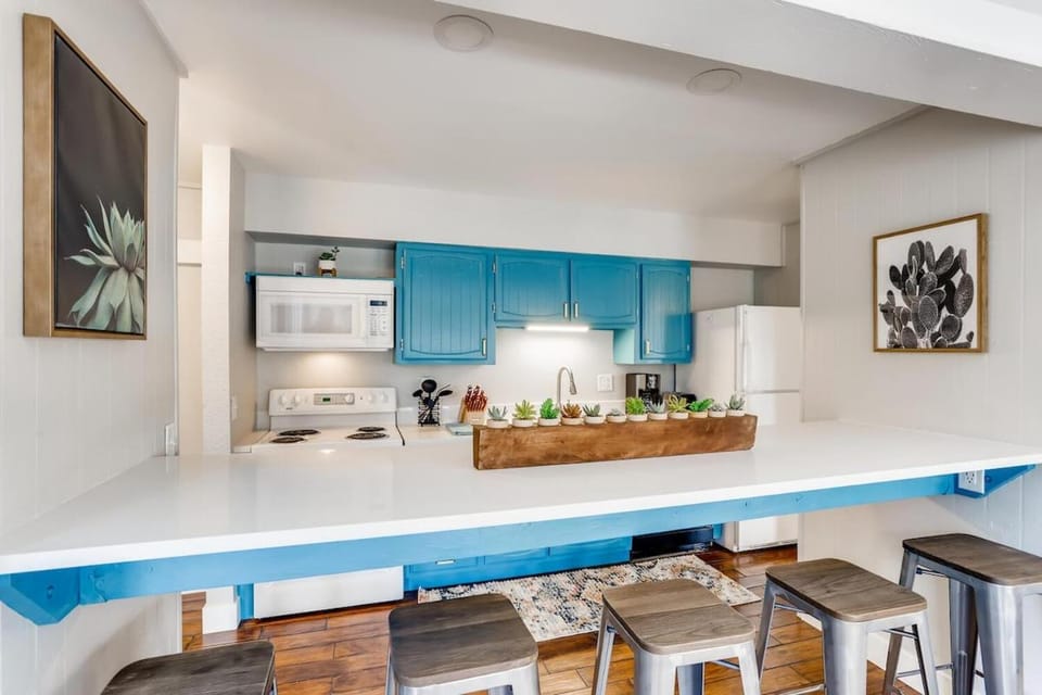 Kitchen or kitchenette, Dining area, stove