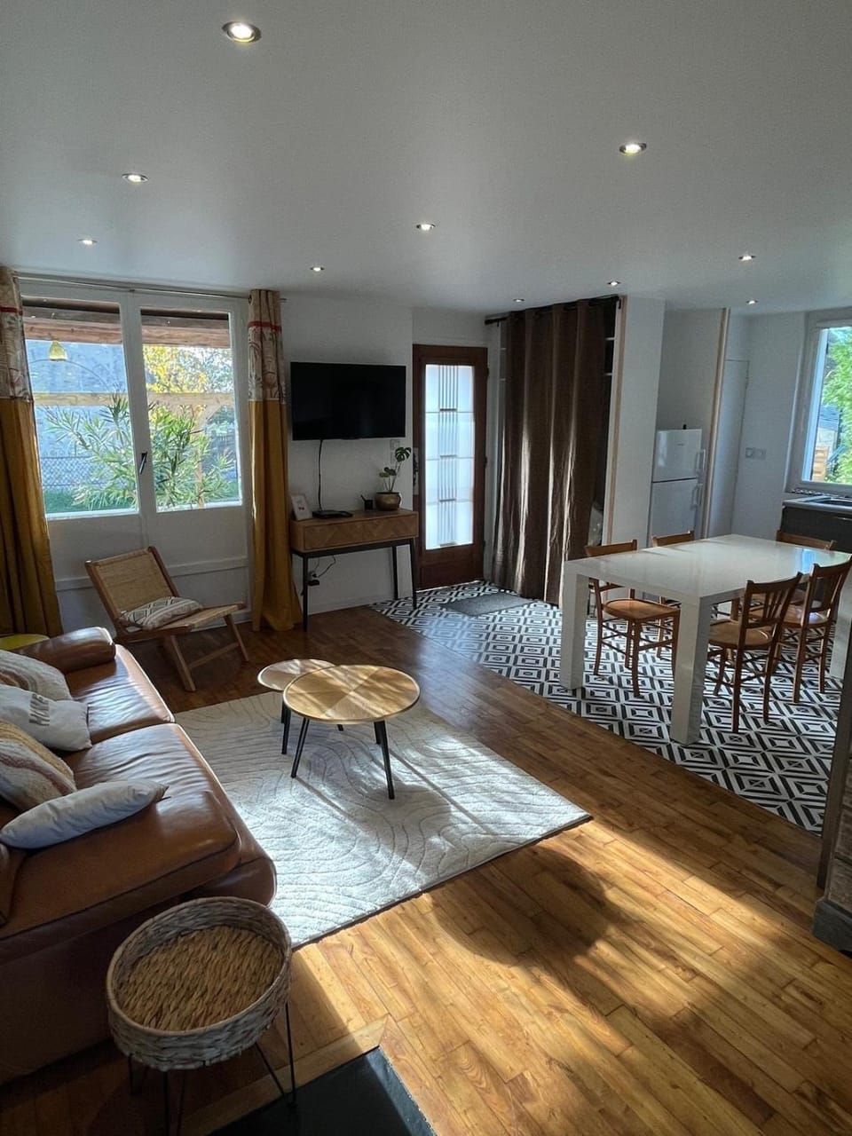 Communal lounge/ TV room, TV and multimedia, Kitchen or kitchenette, Living room, Seating area, Dining area