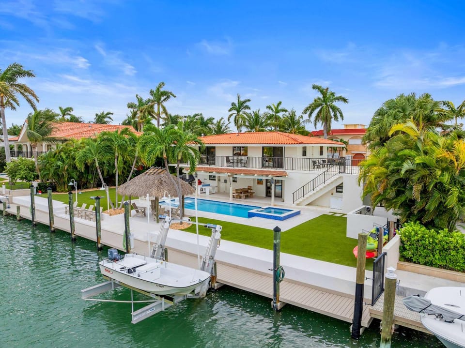 Deep Blue Waterfront Gem Pool Kayaks Dock Villa in Key Colony Beach