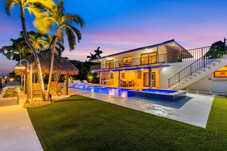 Deep Blue Waterfront Gem Pool Kayaks Dock Villa in Key Colony Beach