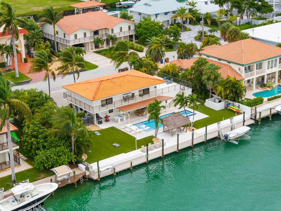 Deep Blue Waterfront Gem Pool Kayaks Dock Villa in Key Colony Beach