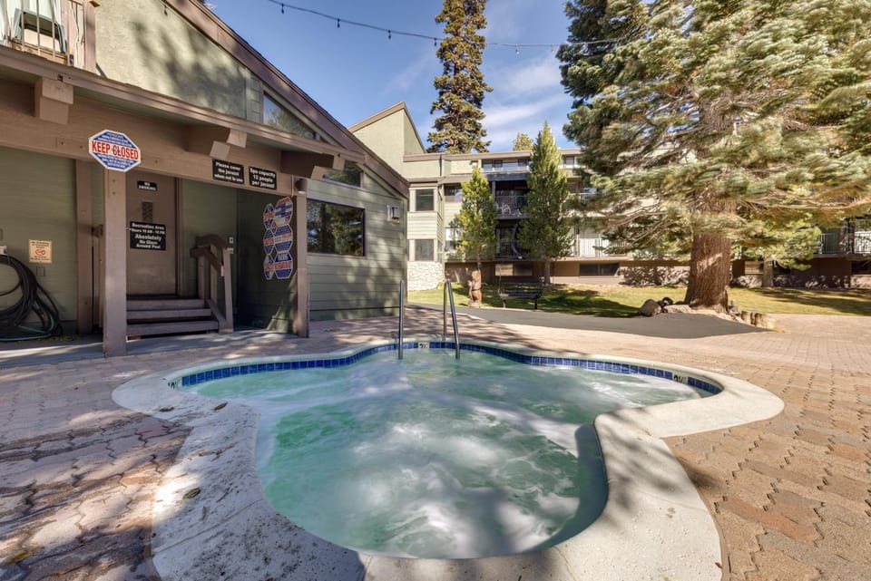 Mammoth Mtn Ski-In/Out Condo w/ Hot Tub Access! House in Mammoth Lakes