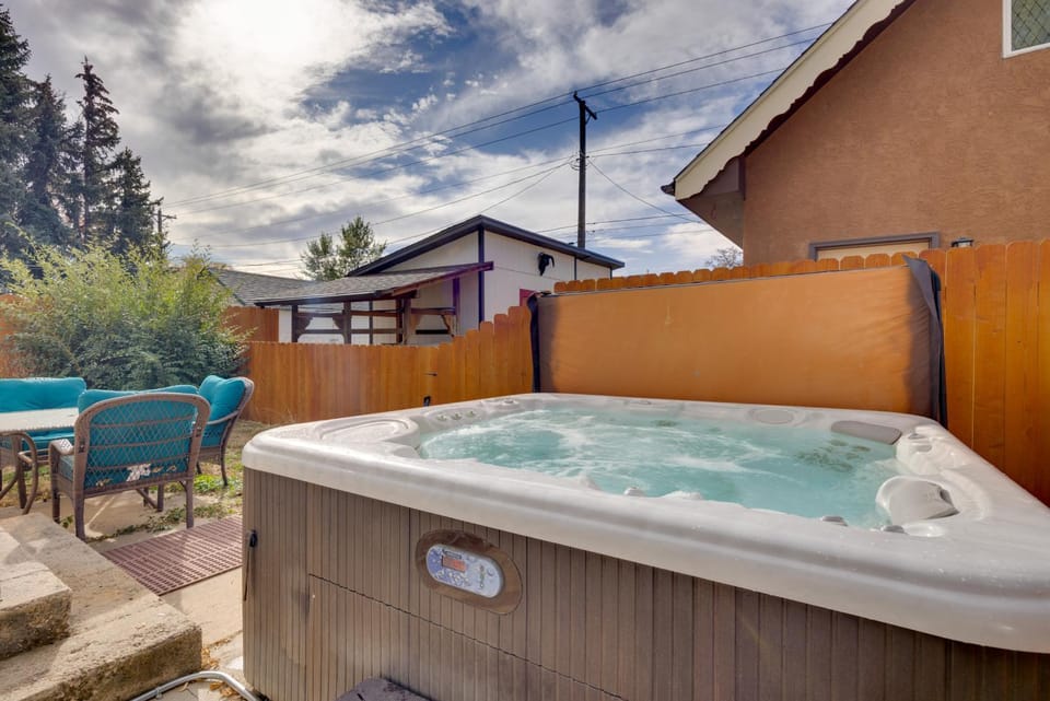 2 Mi to Dtwn: Colorado Springs Gem w/ Hot Tub! House in Colorado Springs