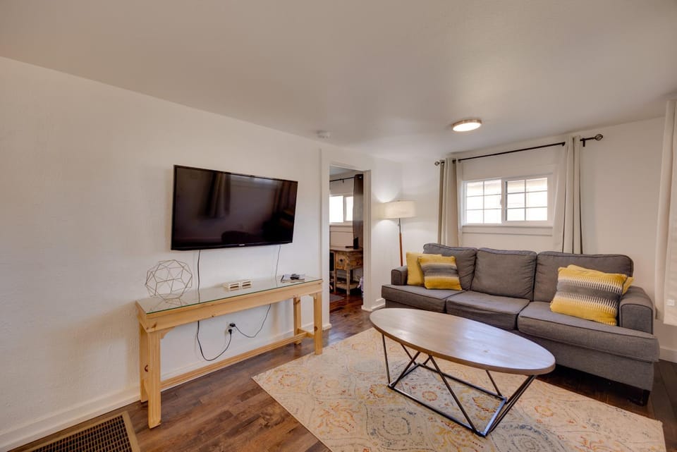 2 Mi to Dtwn: Colorado Springs Gem w/ Hot Tub! House in Colorado Springs