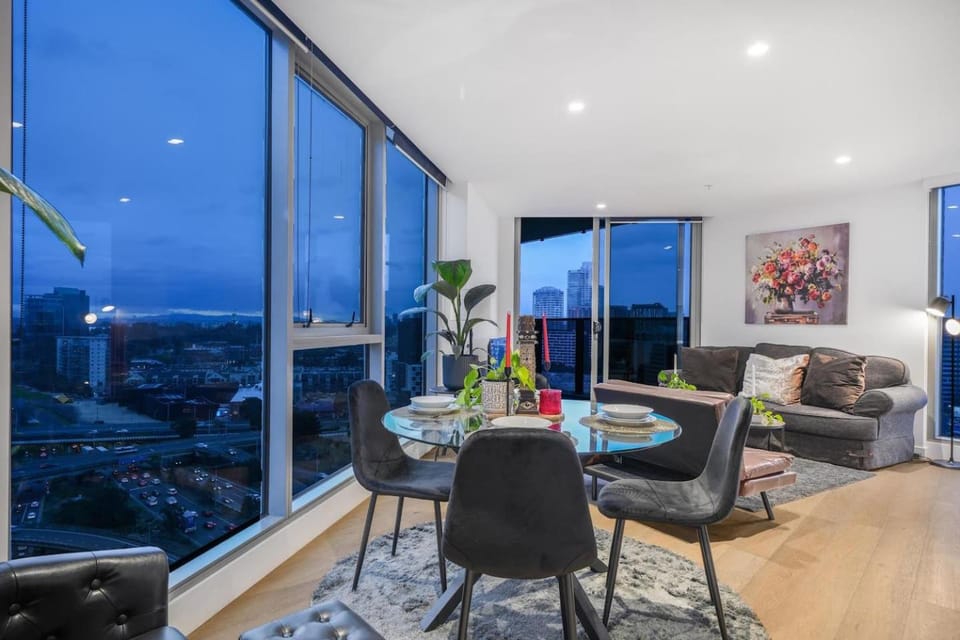 Executive Apt 2 bed CBD Gym Pool Crown Theatre 17L Apartment in Southbank