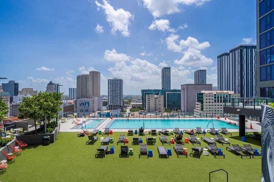 Downtown Luxe Studio Miami Skyline Retreat Apartment in Miami