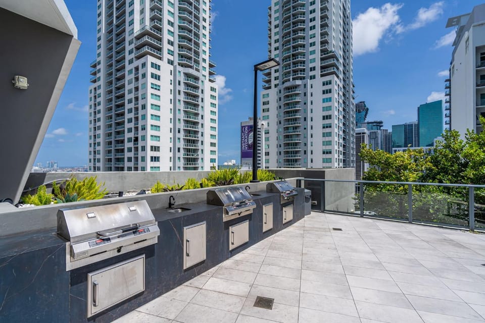 Downtown Luxe Studio Miami Skyline Retreat Apartment in Miami