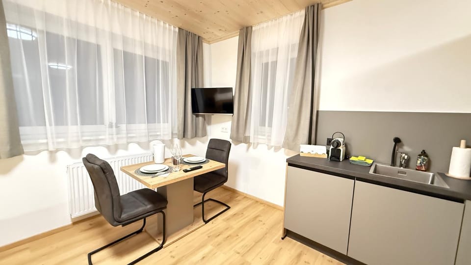 Kitchen or kitchenette, Seating area, Dining area