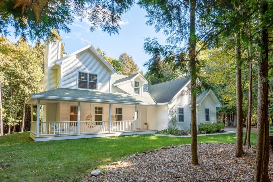 Property building, Facade/entrance, Garden, Garden view