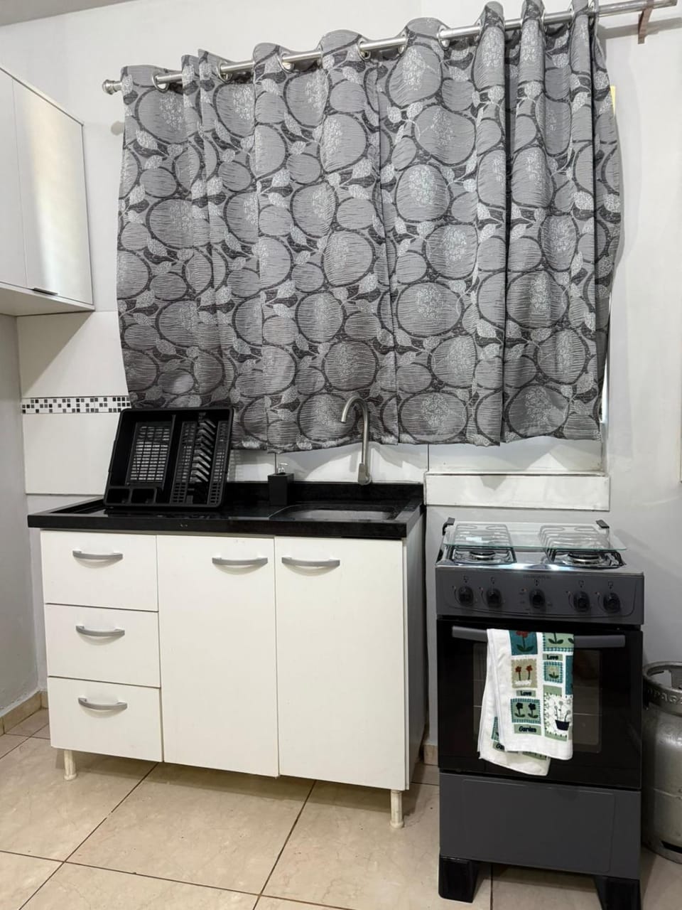 Kitchen or kitchenette, oven