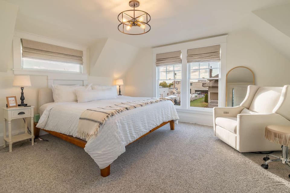 Roof Top Deck Near the Beach Dog Friendly House in Edmonds