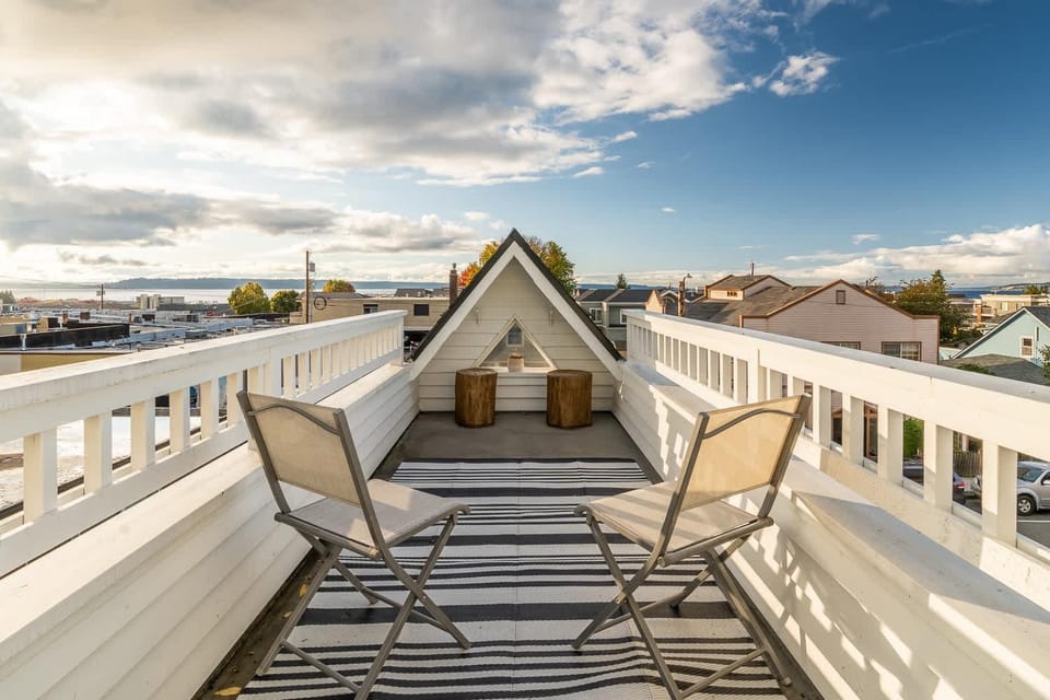 Roof Top Deck Near the Beach Dog Friendly House in Edmonds