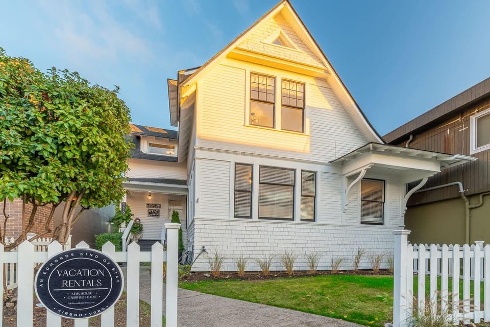 Roof Top Deck Near the Beach Dog Friendly House in Edmonds