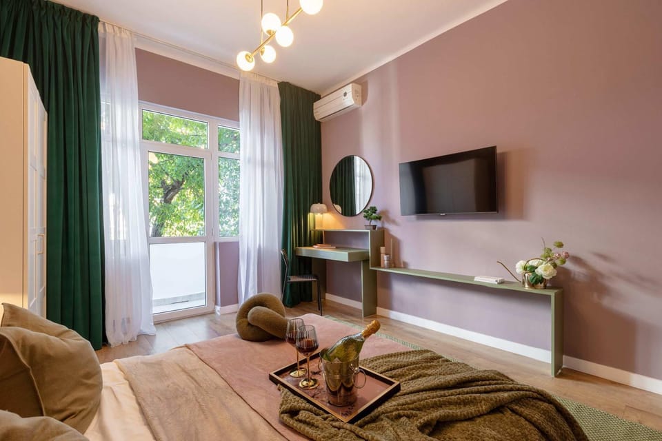 Bed, TV and multimedia, Photo of the whole room, Seating area, Bedroom