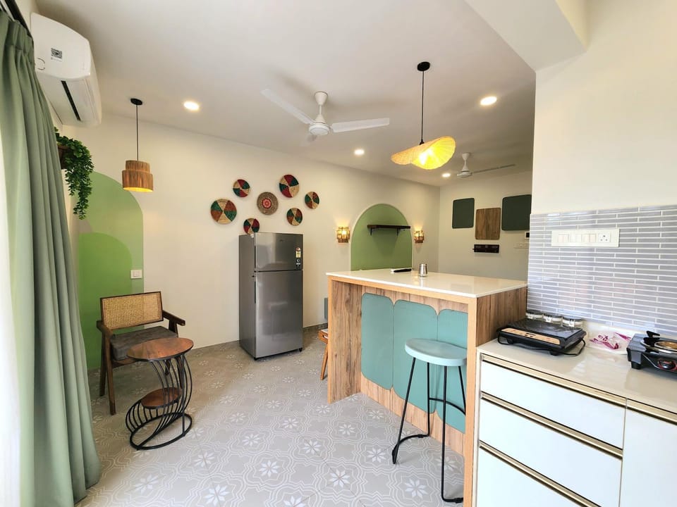 Kitchen or kitchenette, Dining area
