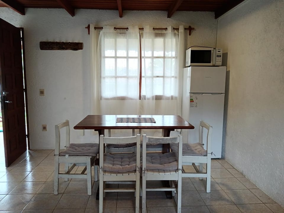 Kitchen or kitchenette, Dining area, pet friendly