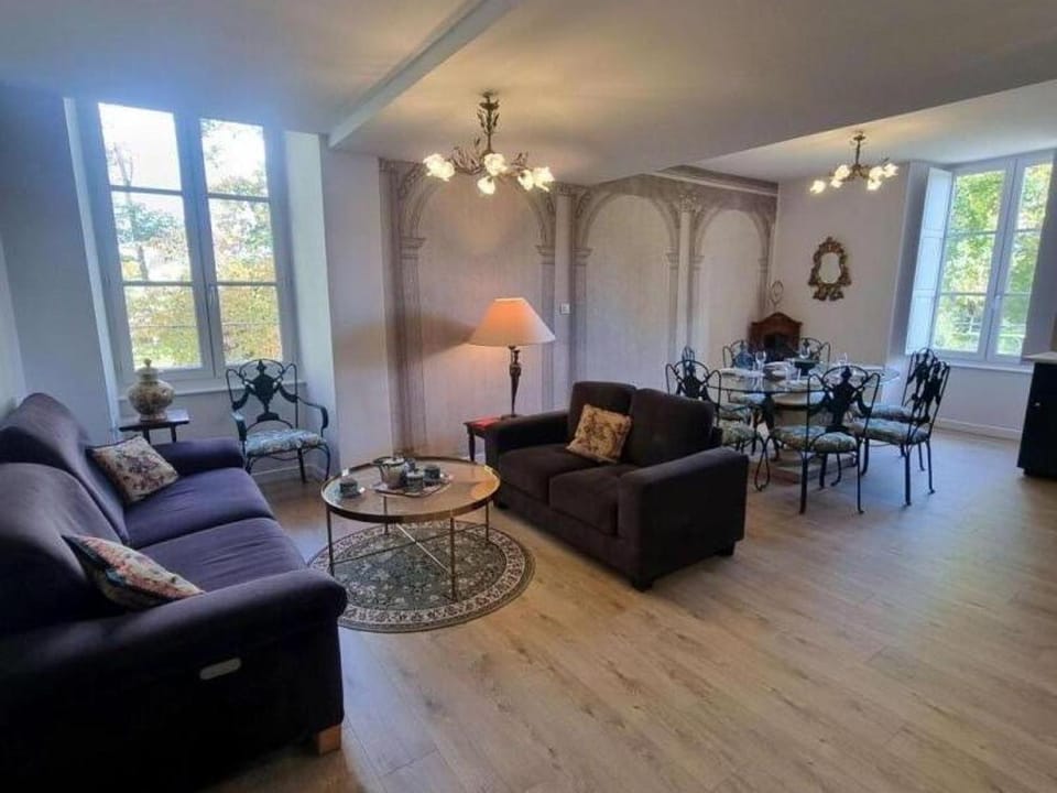 Gîte paisible dans château avec jardin, climatisation - FR-1-489-604 Apartment in Bourgogne-Franche-Comté