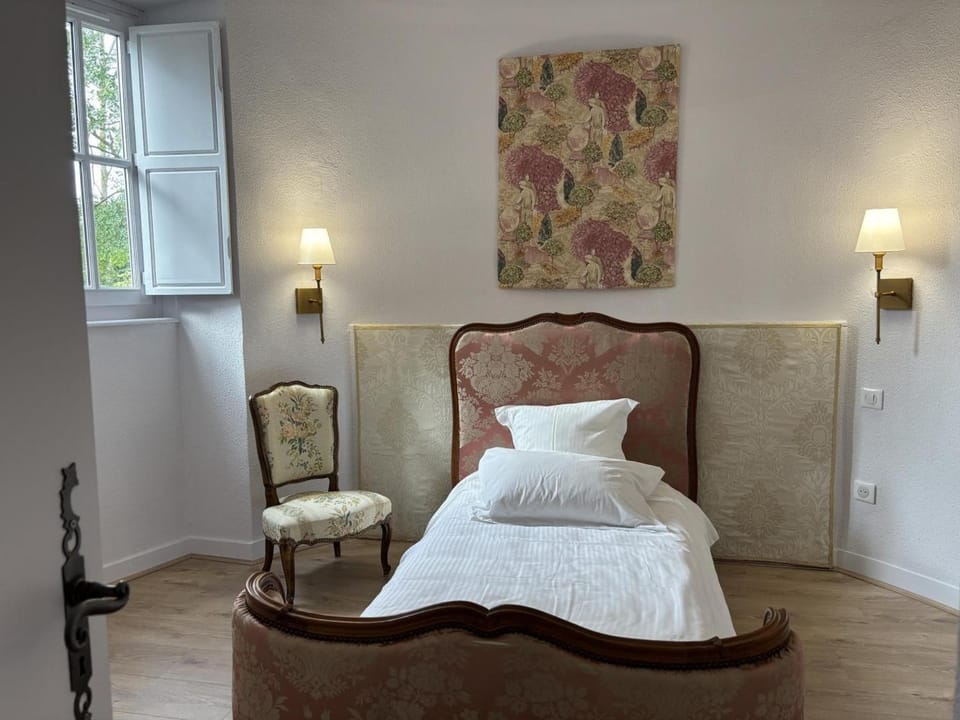 Gîte paisible dans château avec jardin, climatisation - FR-1-489-604 Apartment in Bourgogne-Franche-Comté