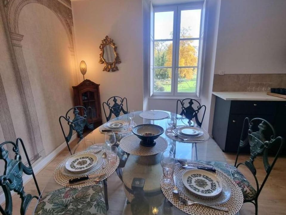 Gîte paisible dans château avec jardin, climatisation - FR-1-489-604 Apartment in Bourgogne-Franche-Comté