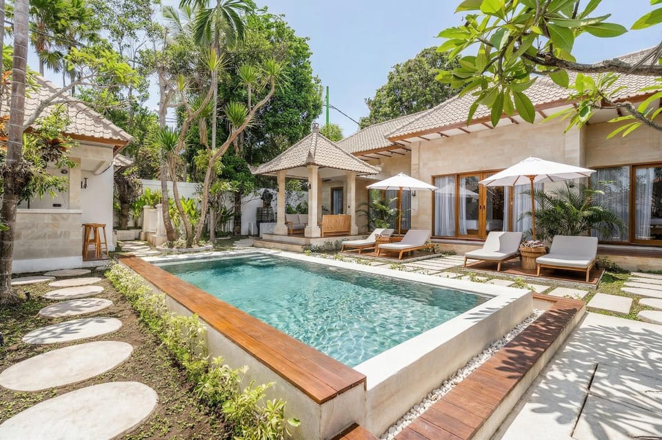 Property building, Patio, Swimming pool, Swimming pool, sunbed