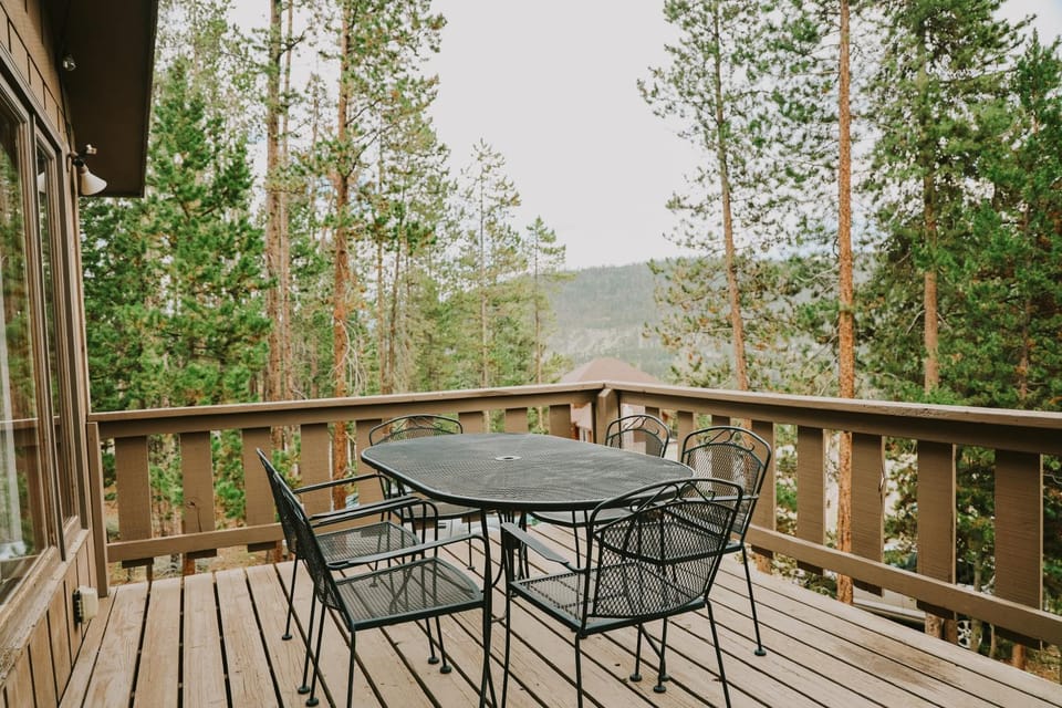 View (from property/room), Balcony/Terrace, Dining area, Mountain view