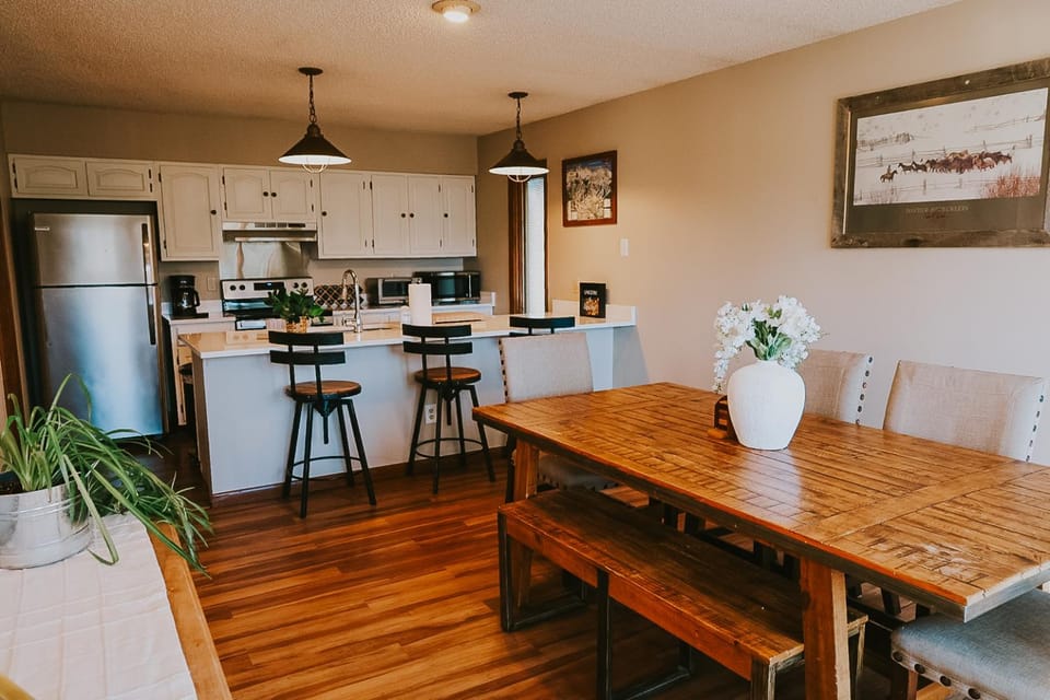 Kitchen or kitchenette, Dining area, oven, pet friendly, stove