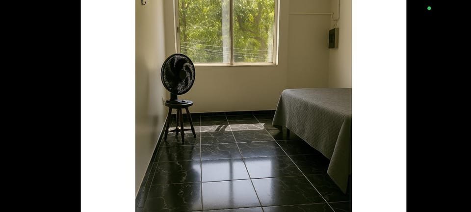 Apartamento Batista Campos, opções todo o ap ou por quarto, 1 suite, 2 quartos de casal e 1 de solteiro, confira! Apartment in Belém