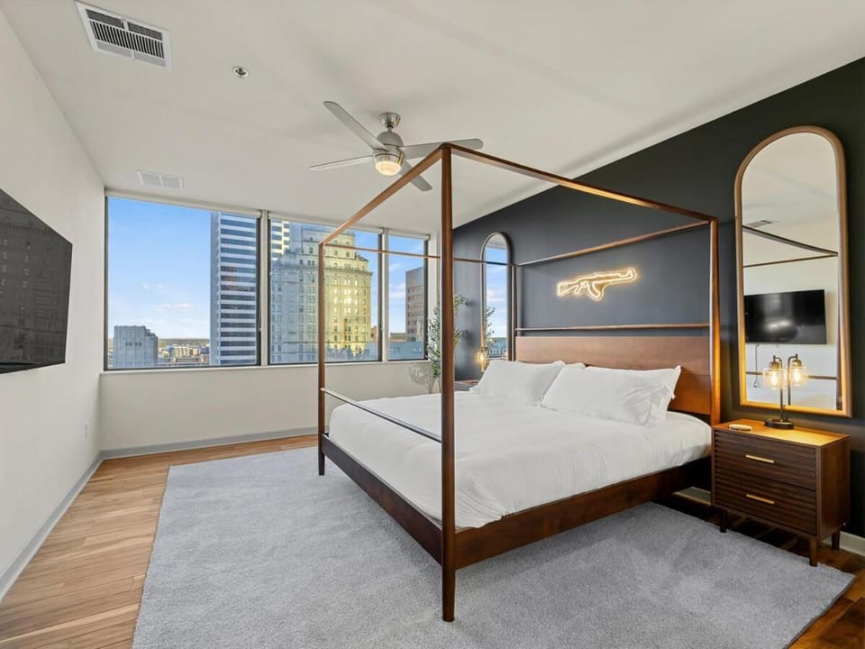 Bed, TV and multimedia, Bedroom, City view