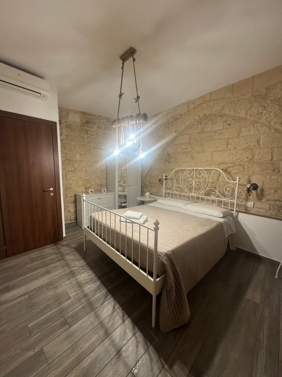 Bed, Photo of the whole room, towels