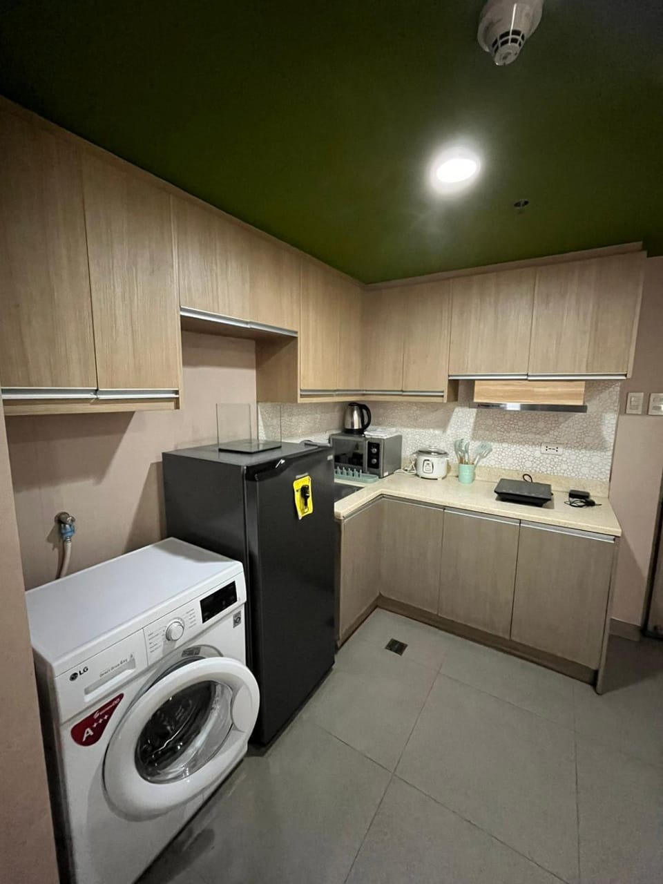 Kitchen or kitchenette, stove, washing machine