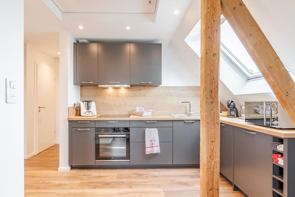 Coffee/tea facilities, Kitchen or kitchenette, dishwasher, oven, stove