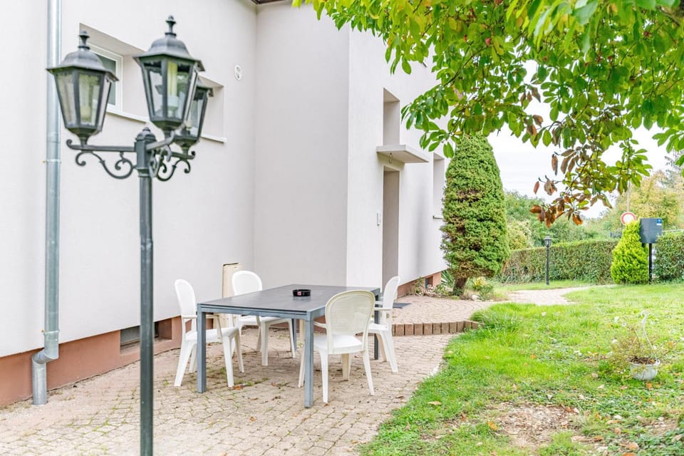 Property building, Patio, Day, Garden, Balcony/Terrace