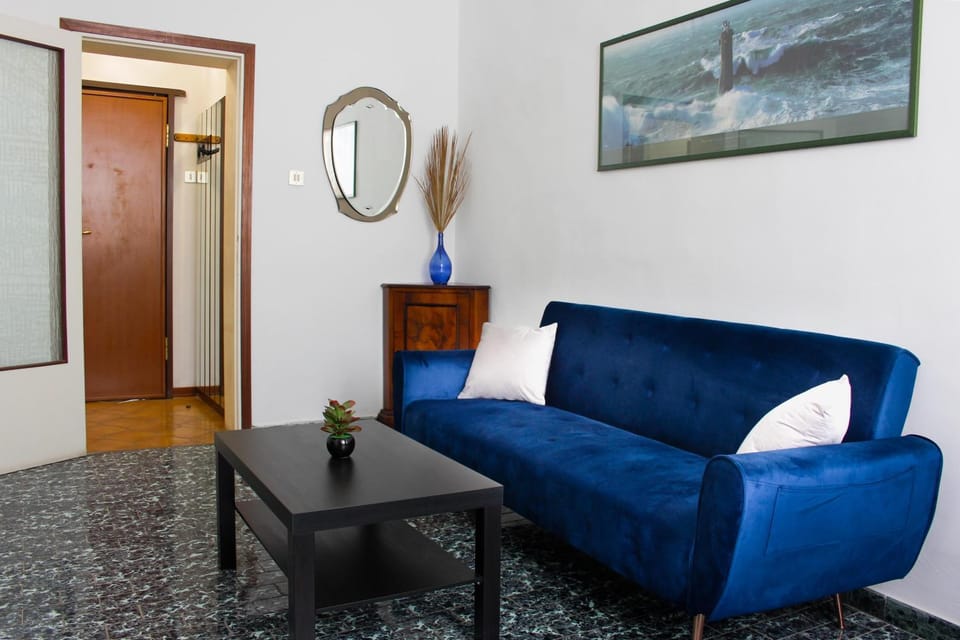 Vela Apartment - 200 mt Porto Apartment in Livorno