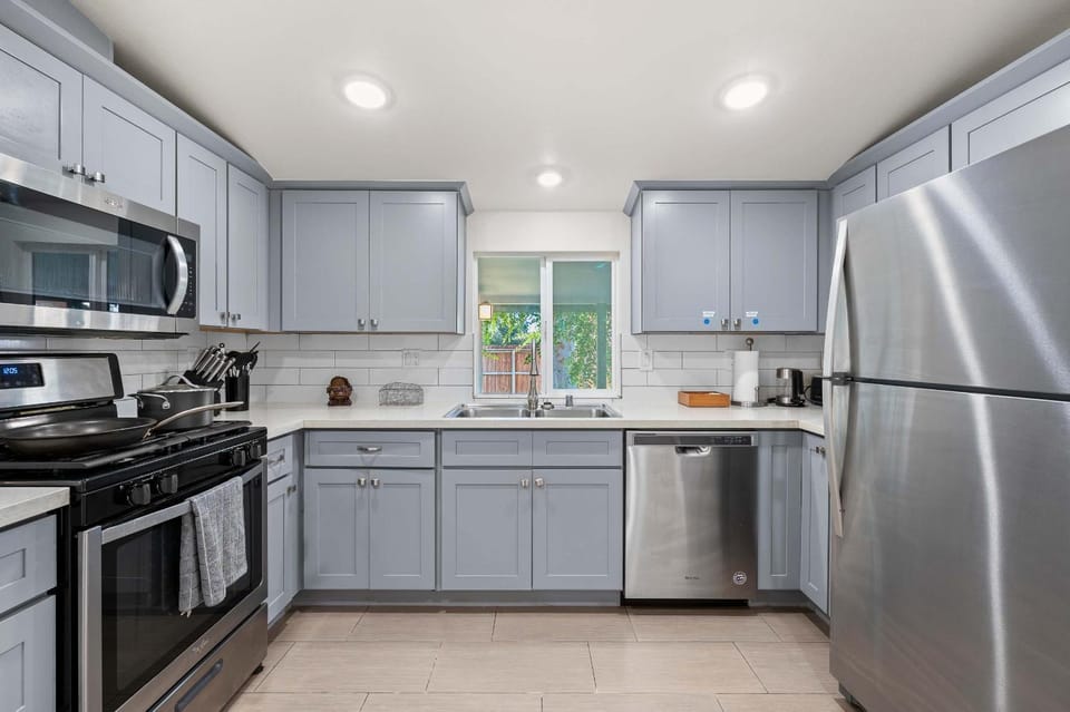 Foothills LA Hideaway Patio Lounge Work-Friendly House in Glendora