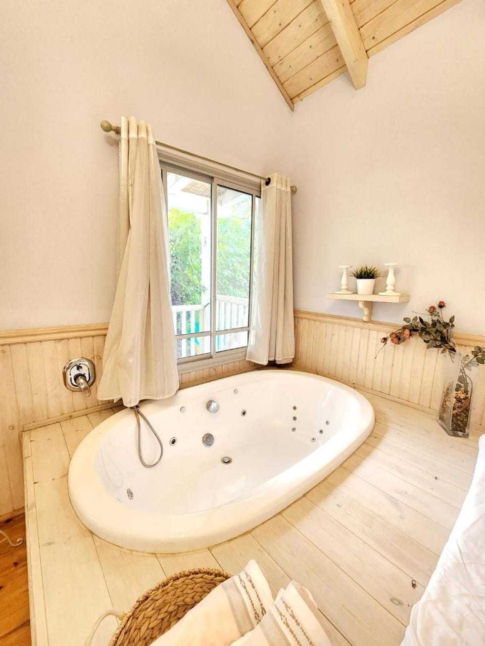 Bed, Natural landscape, Hot Tub, Photo of the whole room, Bedroom