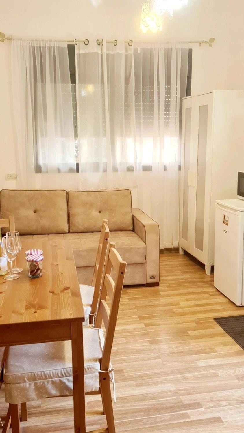 Kitchen or kitchenette, Living room, Seating area, Dining area